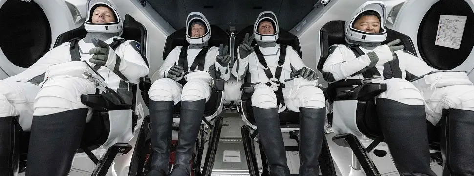 Astronautas da SpaceX voltam à Terra; veja o pouso no oceano