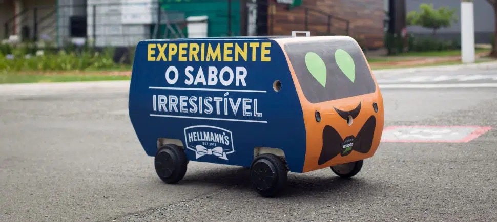 Com pedidos via WhatsApp, robô realiza entregas em condomínio