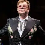 75 anos de Elton John: descubra as músicas mais tocadas no Brasil