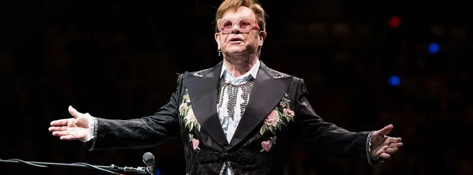 75 anos de Elton John: descubra as músicas mais tocadas no Brasil