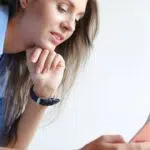 Cyberloafing: uso excessivo de celular no trabalho pode motivar demissão