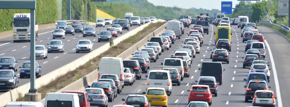 Não sabe que horas sair? Waze calcula trânsito para chegar no destino