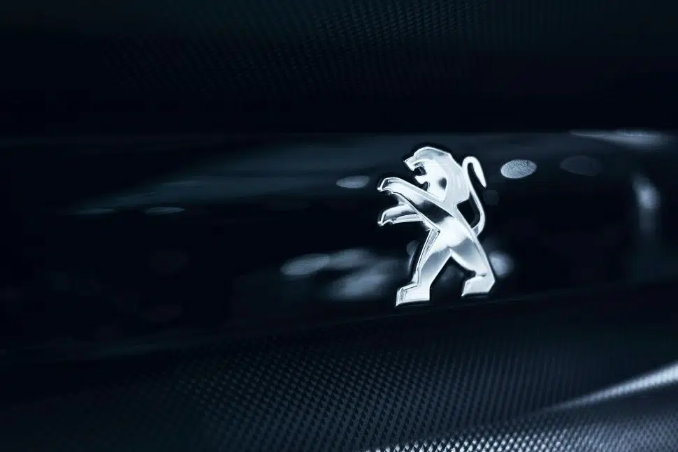 Teaser: Novo PEUGEOT e-2008 estreia em novembro no Brasil