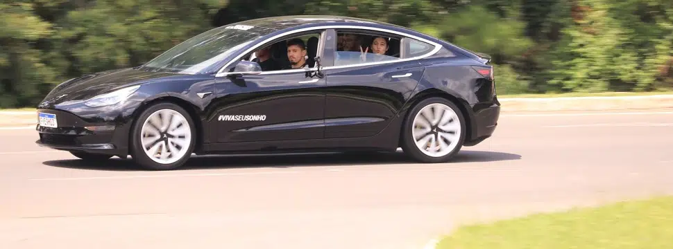 Empresa permite alugar e pilotar Tesla Model 3 por R$ 298