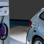 Carros elétricos em condomínios e as discussões sobre carregamento