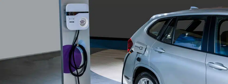 Carros elétricos em condomínios e as discussões sobre carregamento