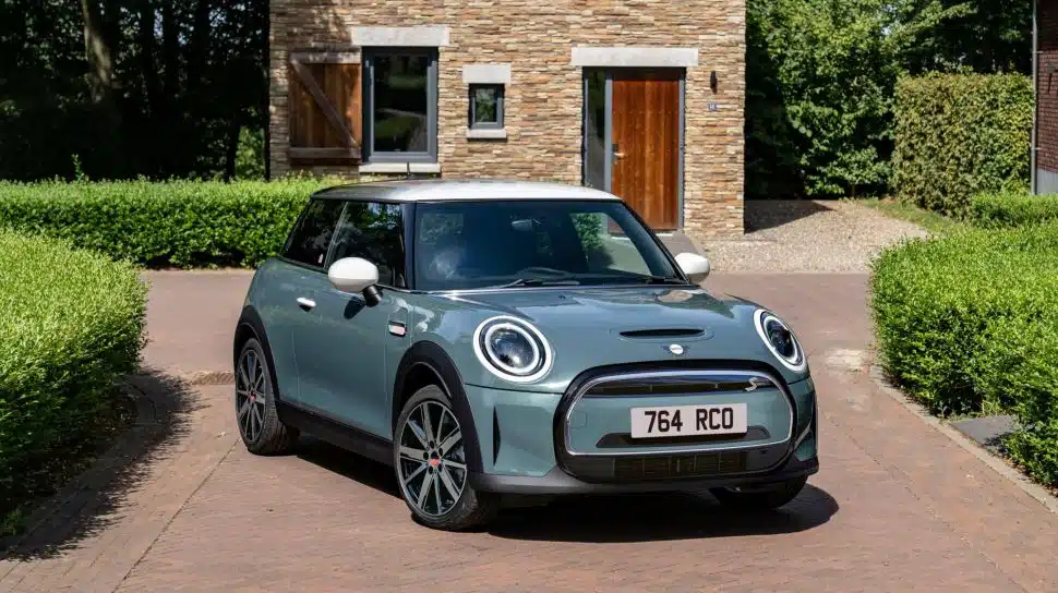 MINI Cooper S E Multitone Edition chega ao Brasil por R$ 295 mil; veja detalhes