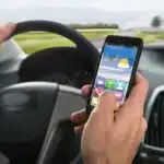 Carregar o celular no carro: conheça riscos e precauções