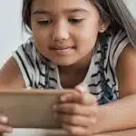 Uso excessivo de eletrônicos pode prejudicar visão de crianças