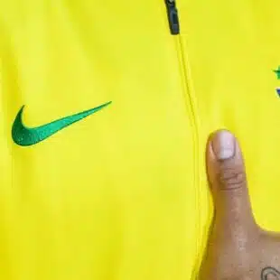 Camisas autografadas de Rivaldo e Ronaldo: leilão destinará renda para projeto social