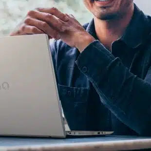 VAIO F14: notebook chega com recursos de Inteligência Artificial na webcam