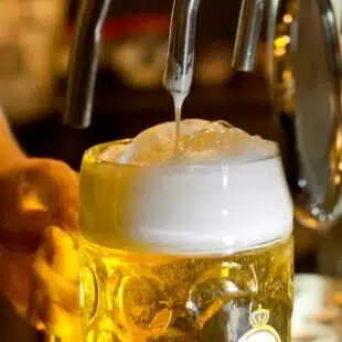 Mitos e verdades sobre a cerveja: bebida faz mal para a saúde?