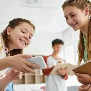 Celulares nas escolas: é possível promover o uso consciente?