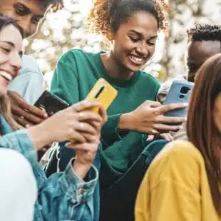 Estudo revela hábitos e preocupações da Geração Z com redes sociais