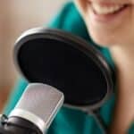 7 podcasts liderados por mulheres para adicionar à playlist em 2025