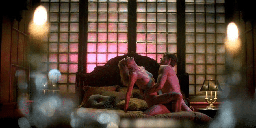 Senhora Bancroft e Takeshi no Hotel Corvo gerenciado por Inteligência Artificial / Reprodução – Altered Carbon